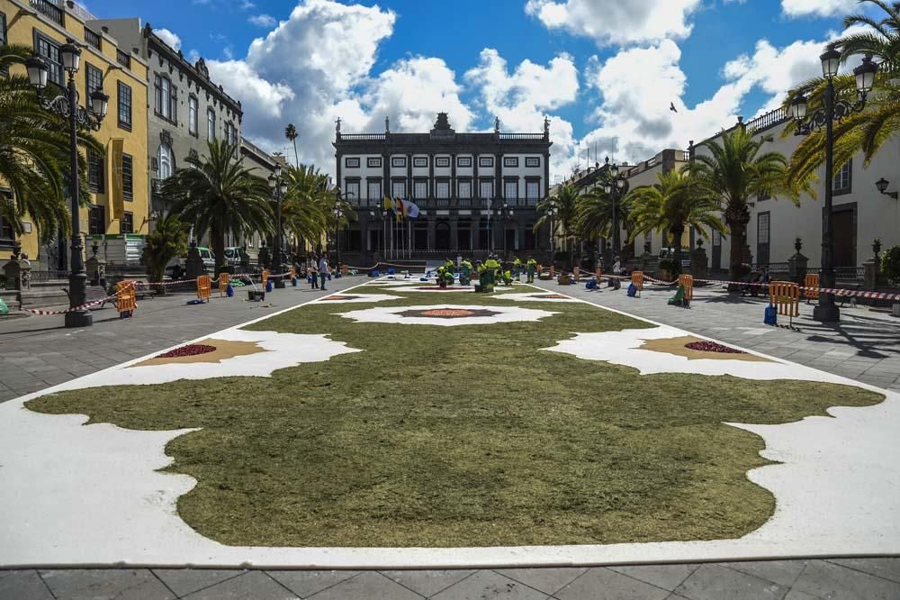 Preparación de las alfombras para el Corpus Christ