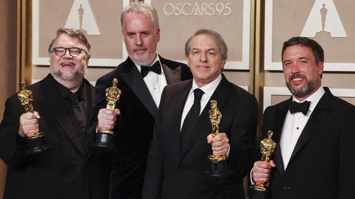 Guillermo del Toro, Mark Gustafson, Gary Ungar y Alex Bulkley con su Oscar por ’Pinocho’,  mejor película de animación  