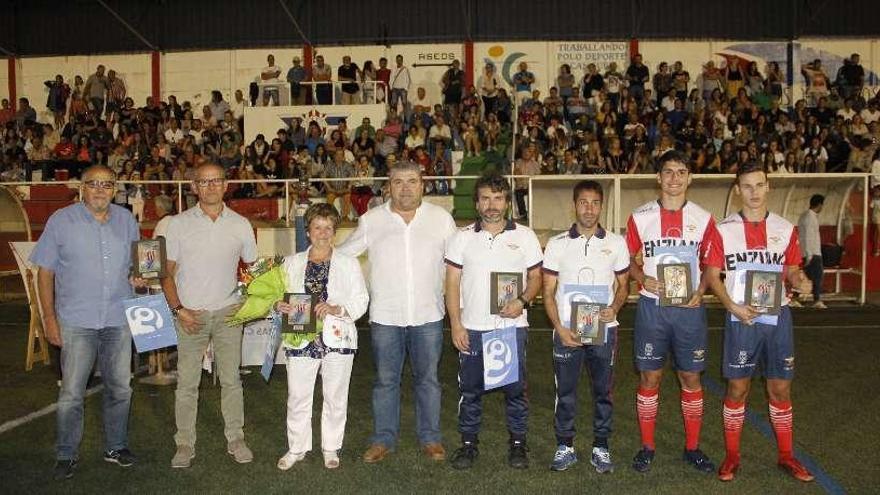 Los jugadores, técnicos y aficionados premiados, con el presidente y la afición al fondo. // Santos Álvarez