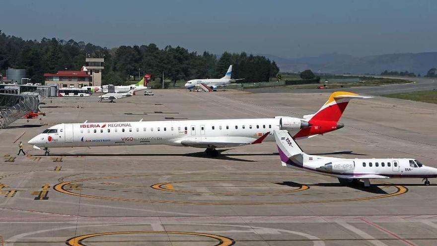 Un avión de la aerolínea Air Nostrum en la pista de Peinador. // Marta G. Brea