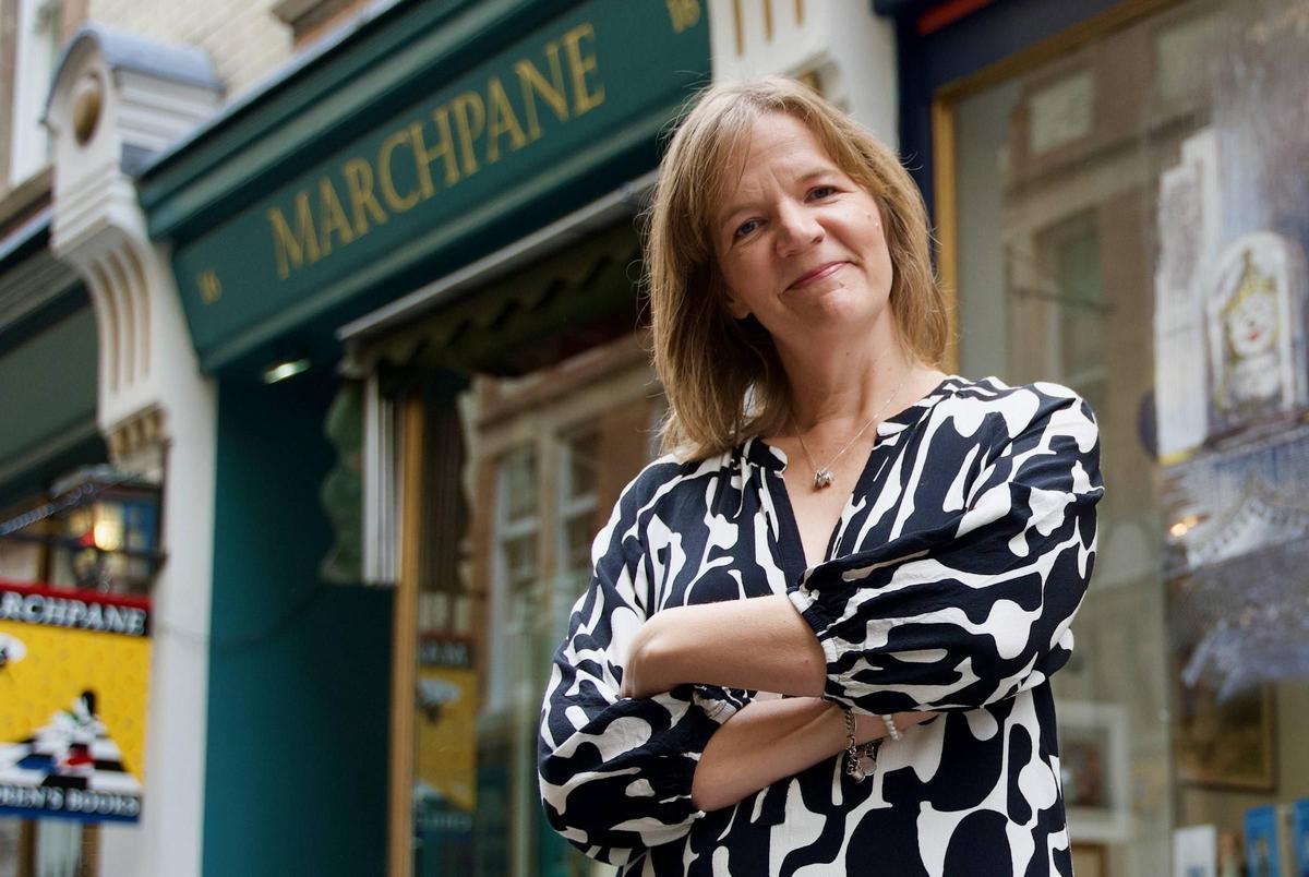 La escritoria Annie Lyons en la calle Cecil Court, en Londres