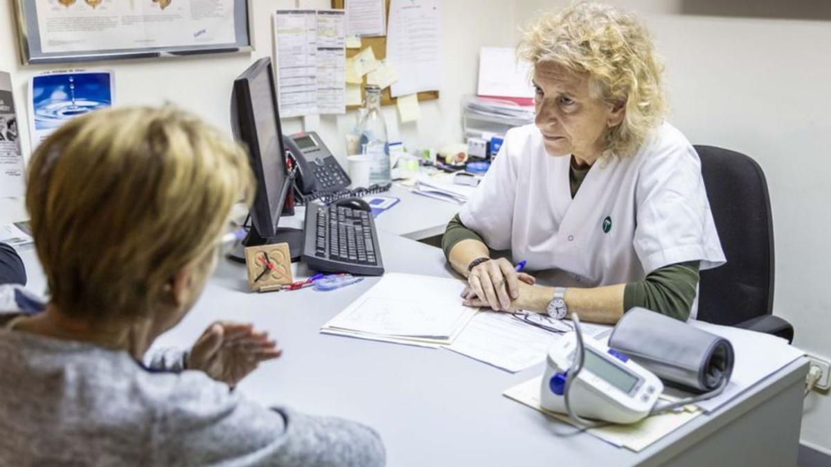 Una infermera fent prescripció en un centre d’atenció primària, en una imatge d’arxiu.