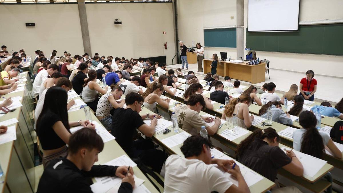 Estudiantes durante uno de los primeros exámenes de la PAU en la Facultad de Economía de Oviedo.