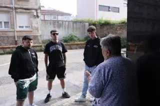 La Alcaldesa de Avilés recibe a los cuatro jóvenes héroes que alertaron a los vecinos de un edificio en llamas: "Sois referentes de cómo actuar ante imprevistos"