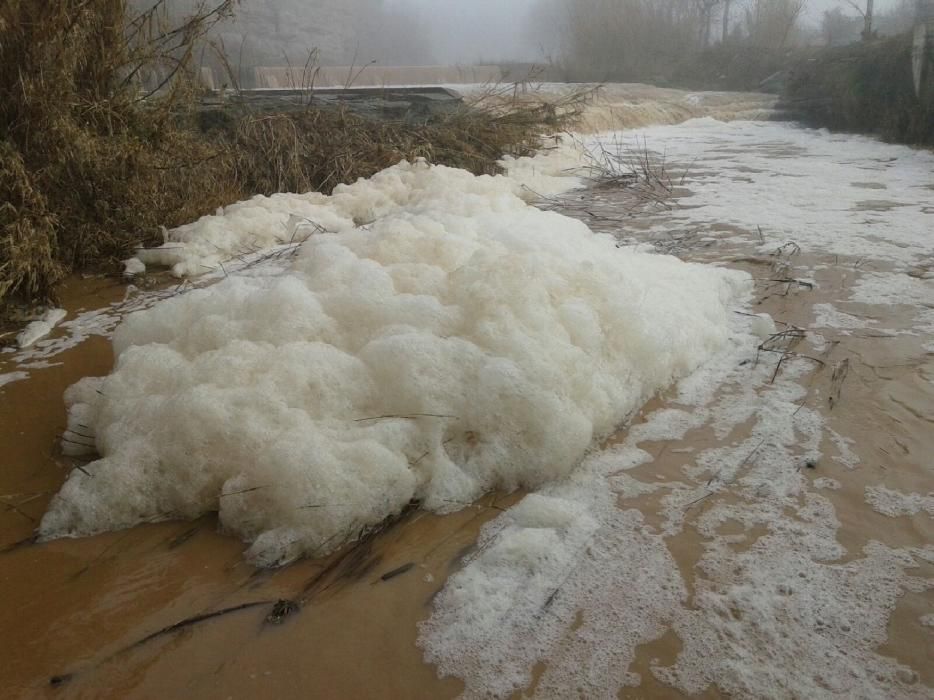 Escuma contaminant al riu Calders