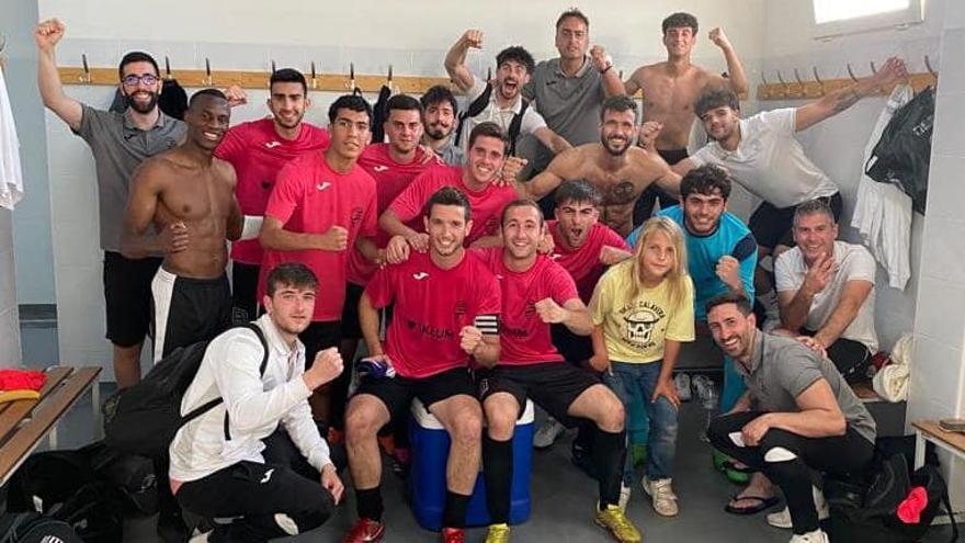 Jugadores, técnicos y auxiliares del CE la Font celebran el triunfo