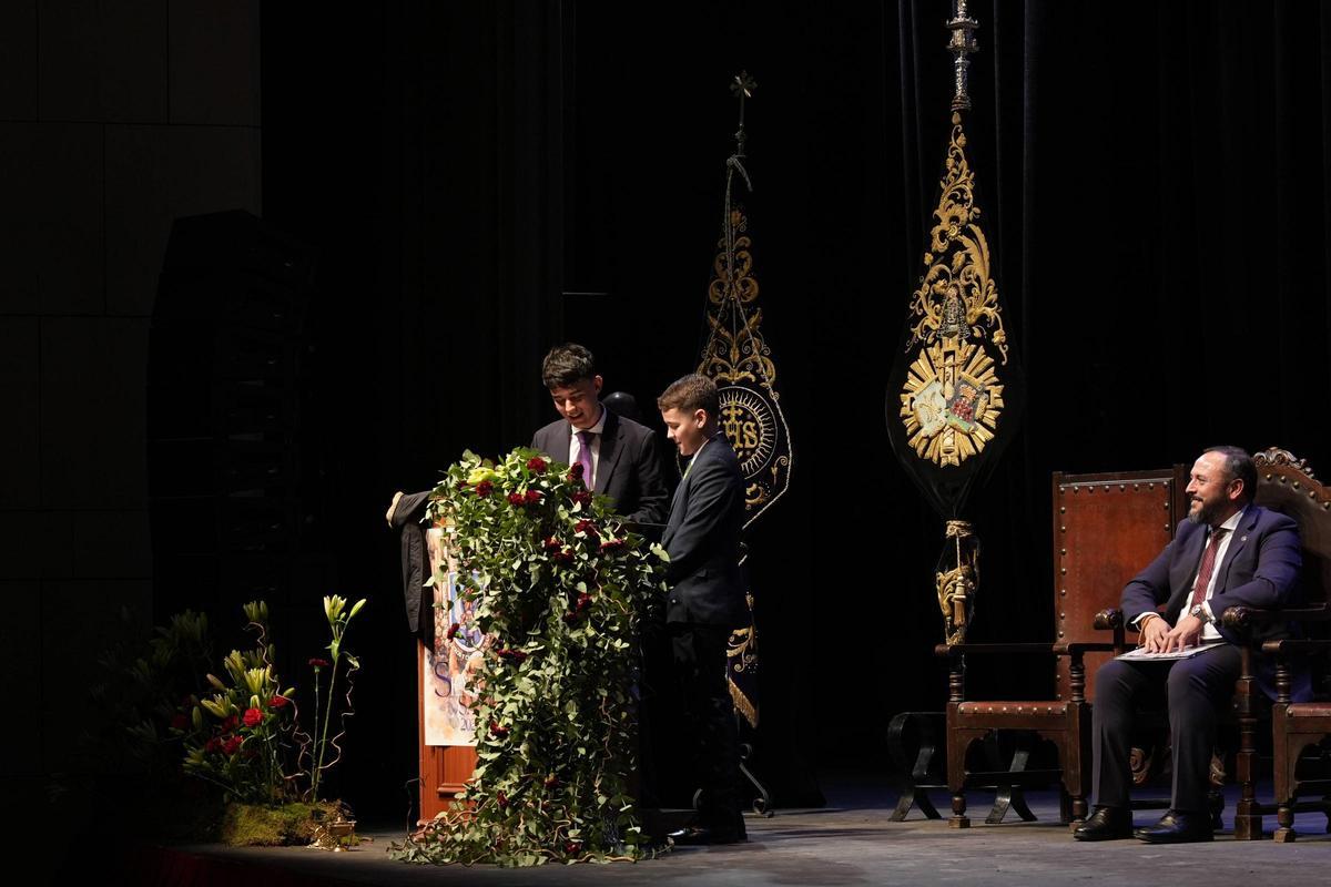 Germán y Juan, hijos de Juan Alberto Moreno Rodríguez, presentan al pregonero bajo su atenta mirada en el López de Ayala de Badajoz.