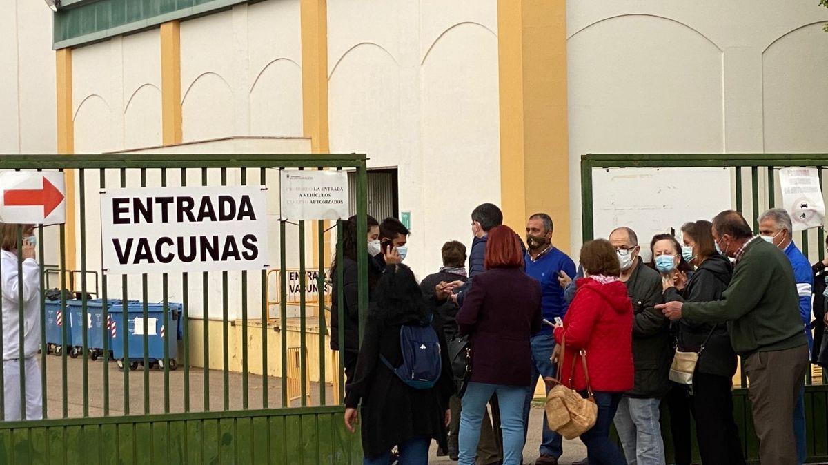 Algunos de los vacunados a las puertas del Palacio del Vino en Almendralejo.