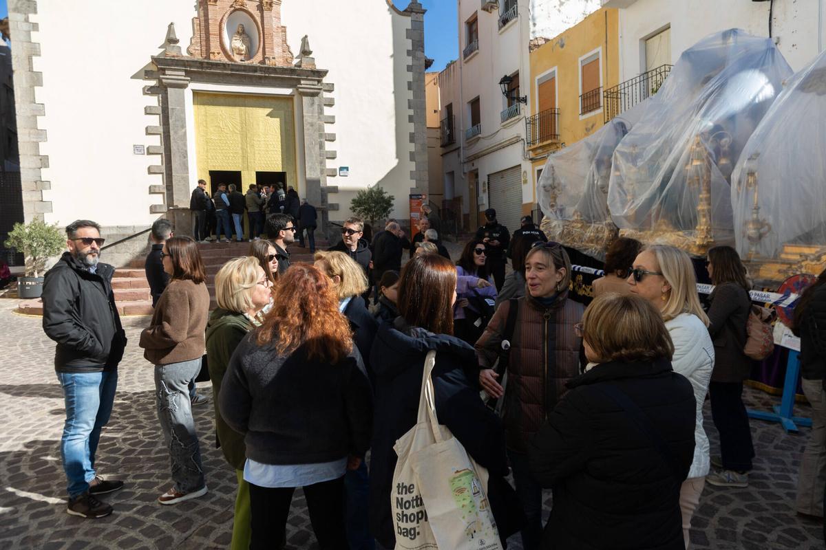 Personas ante la ermita, a la espera de la votación.