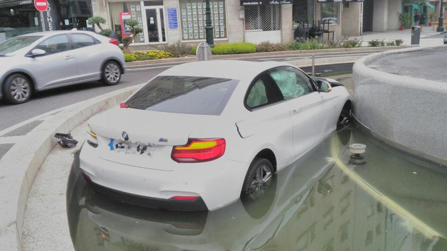 &#039;Encesta&#039; su coche en la ciberfuente de Rosalía de Castro y abandona el lugar