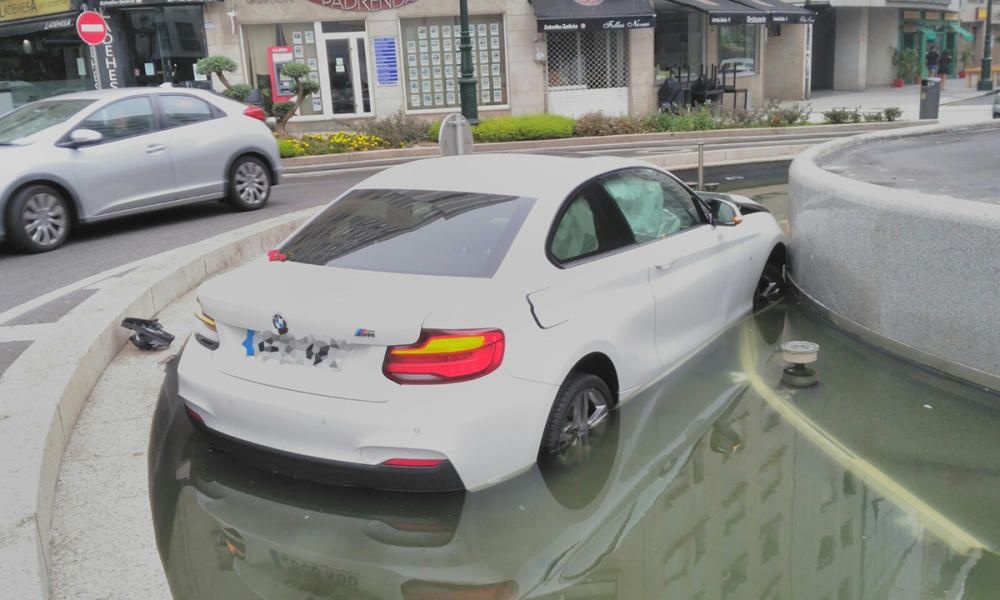 El coche quedó encajado en la fuente