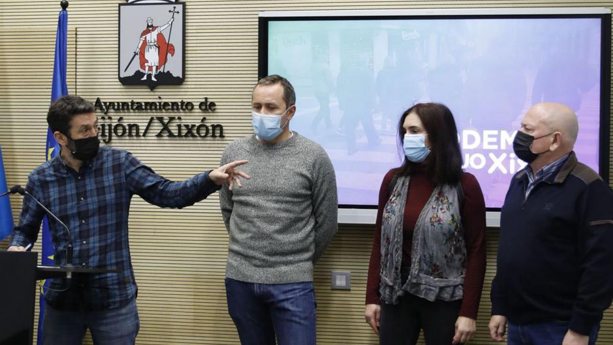 El concejal Juan Chaves, a la izquierda, junto a Ángel Pérez, Maite Rivera y José Luis Fernández, en un encuentro en el Ayuntamiento. | Marcos León