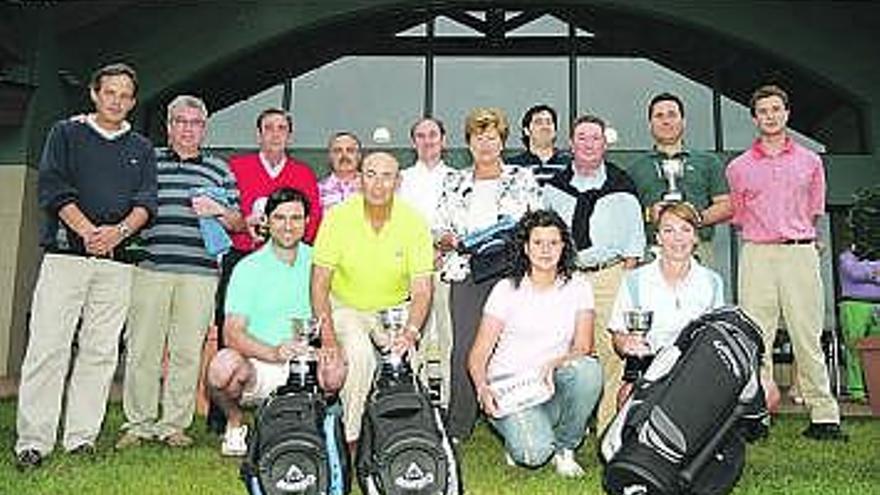 Los ganadores de la pasada edición, con organizadores y patrocinadores.