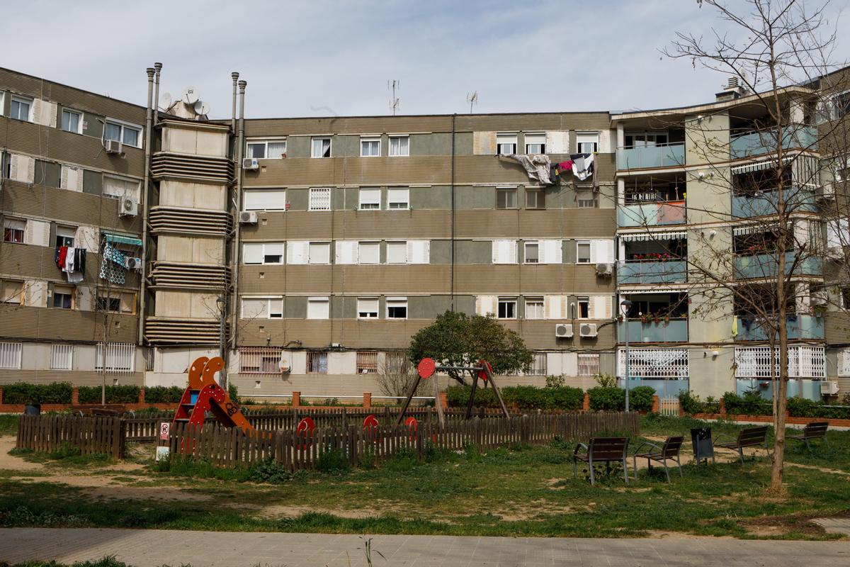 Bloque de pisos afectado por la presencia de amianto, en Badia del Vallès.