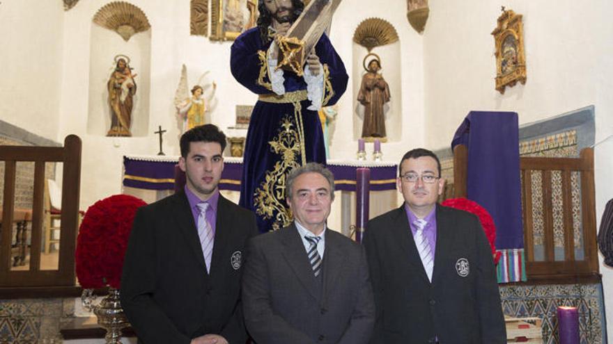 Javier Pozo, presidente de la Asociación del Nazareno, Eloy Téllez y José Góngora en la iglesia de la Encarnación de El Burgo.