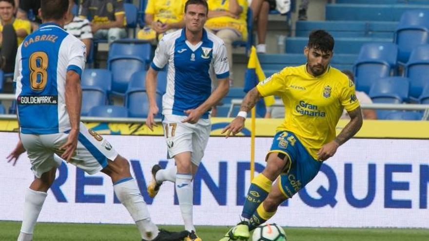 Tana, el pasado domingo, controla el balón ante tres rivales.