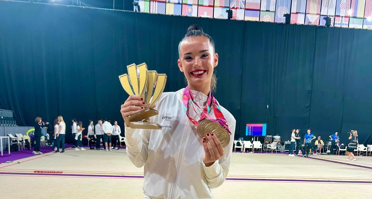 Inés Bergua posa con sus tres oros en Cluj Napoca (Rumanía)