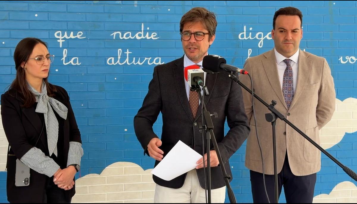 Diego Copé atiende a la prensa local en el colegio Cristóbal Luque Onieva de Priego.