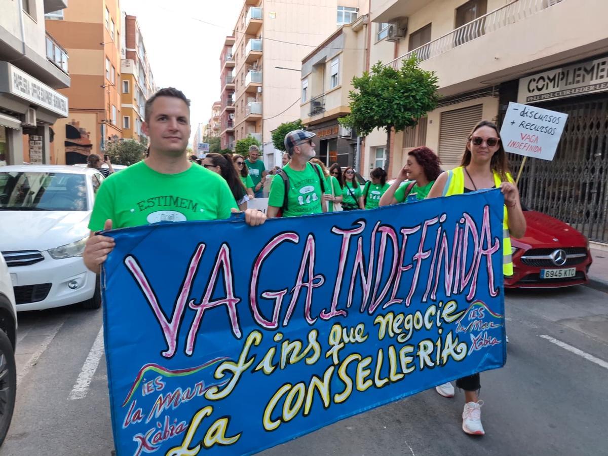 Las imágenes de la multitudinaria e histórica manifestación de los docentes y familias en Dénia
