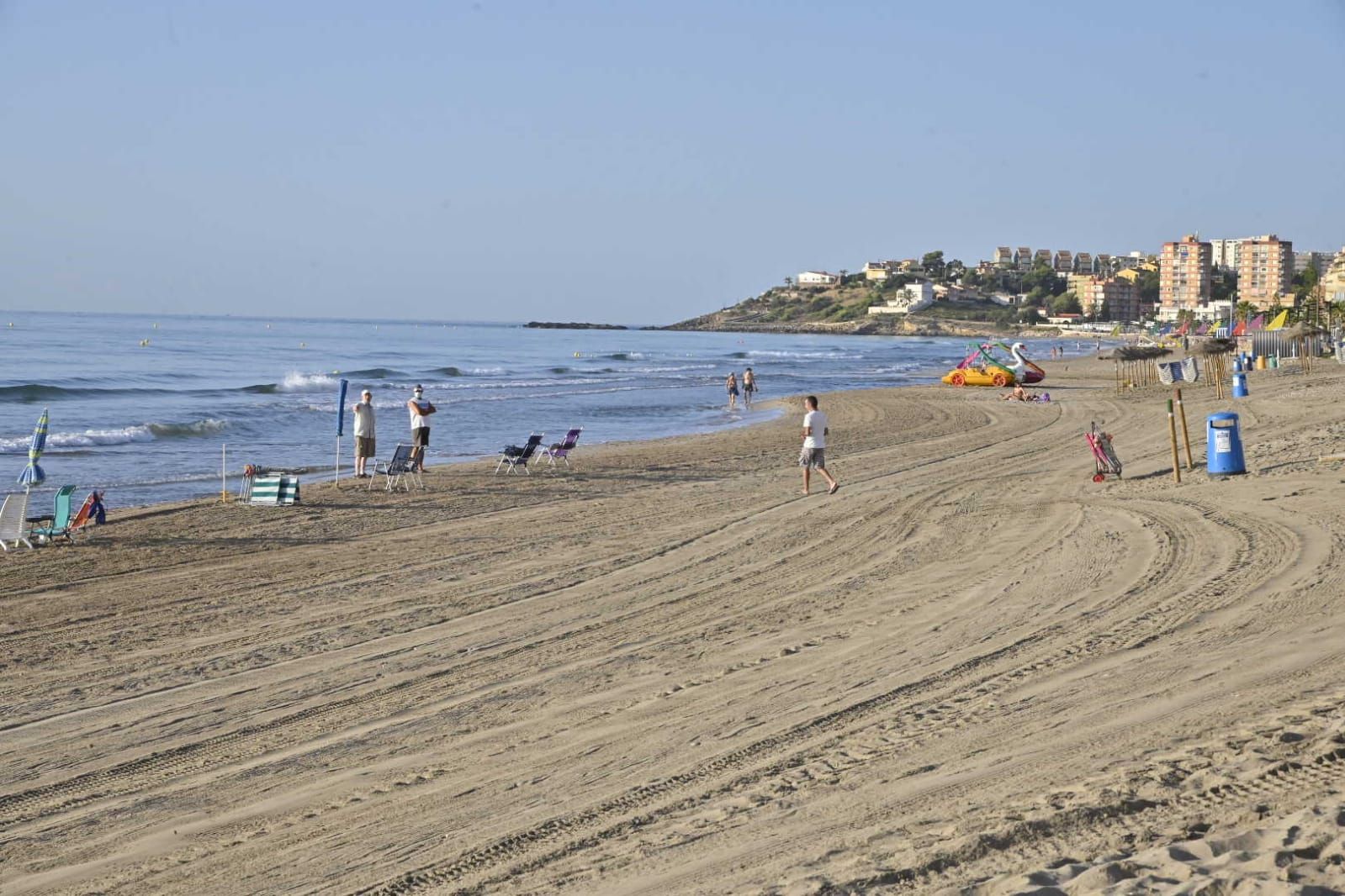 Los agentes actúan para evitar que los usuarios reserven primera línea de playa con las sombrillas