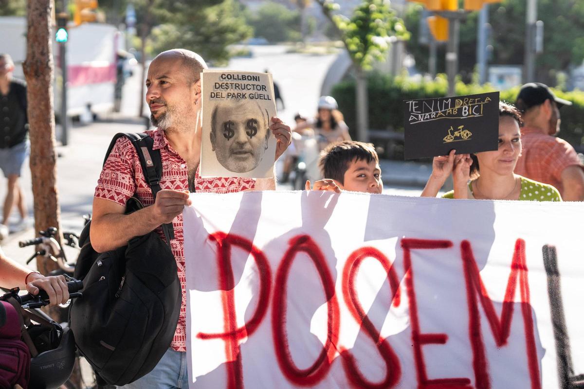Vecinos del Park Güell protestan por multas a bicicletas