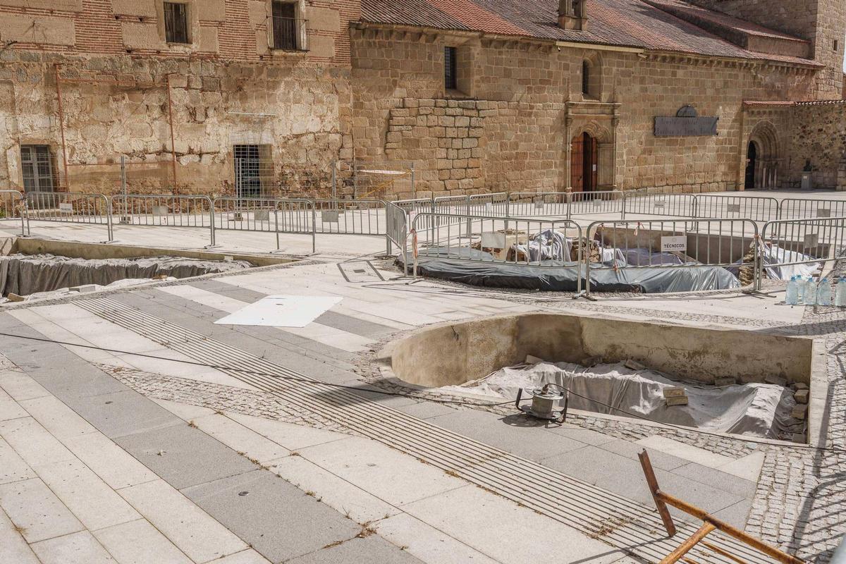 Restos arqueológicos pendientes de integración en la plaza de Santa Eulalia de Mérida.