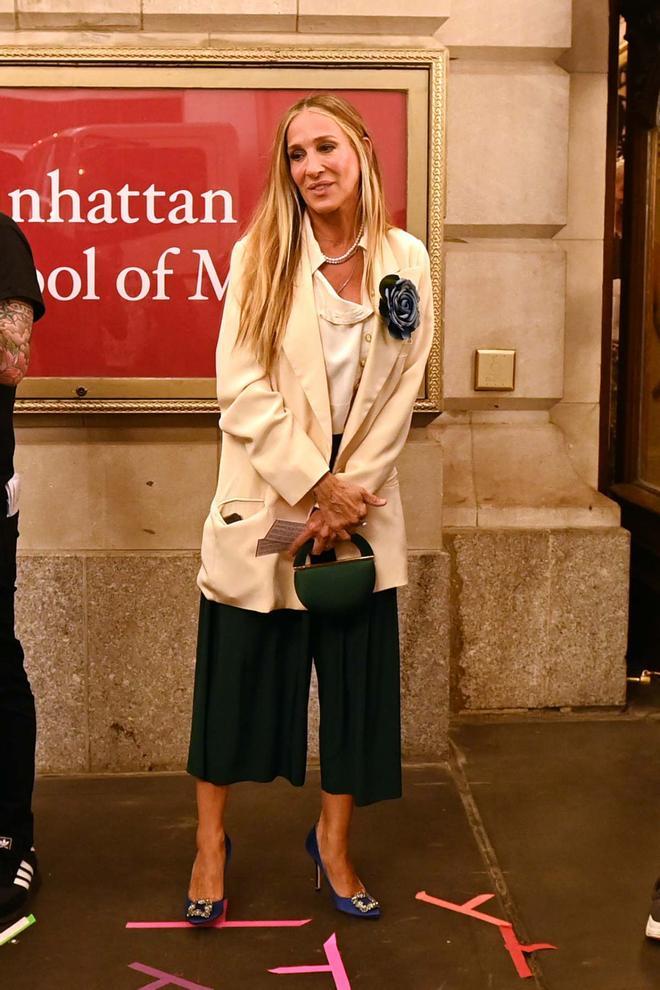 El look de Sarah Jessica Parker, con blazer oversize, pantalones 'culotte' y sus Manolos, en el rodaje de 'And just like that'