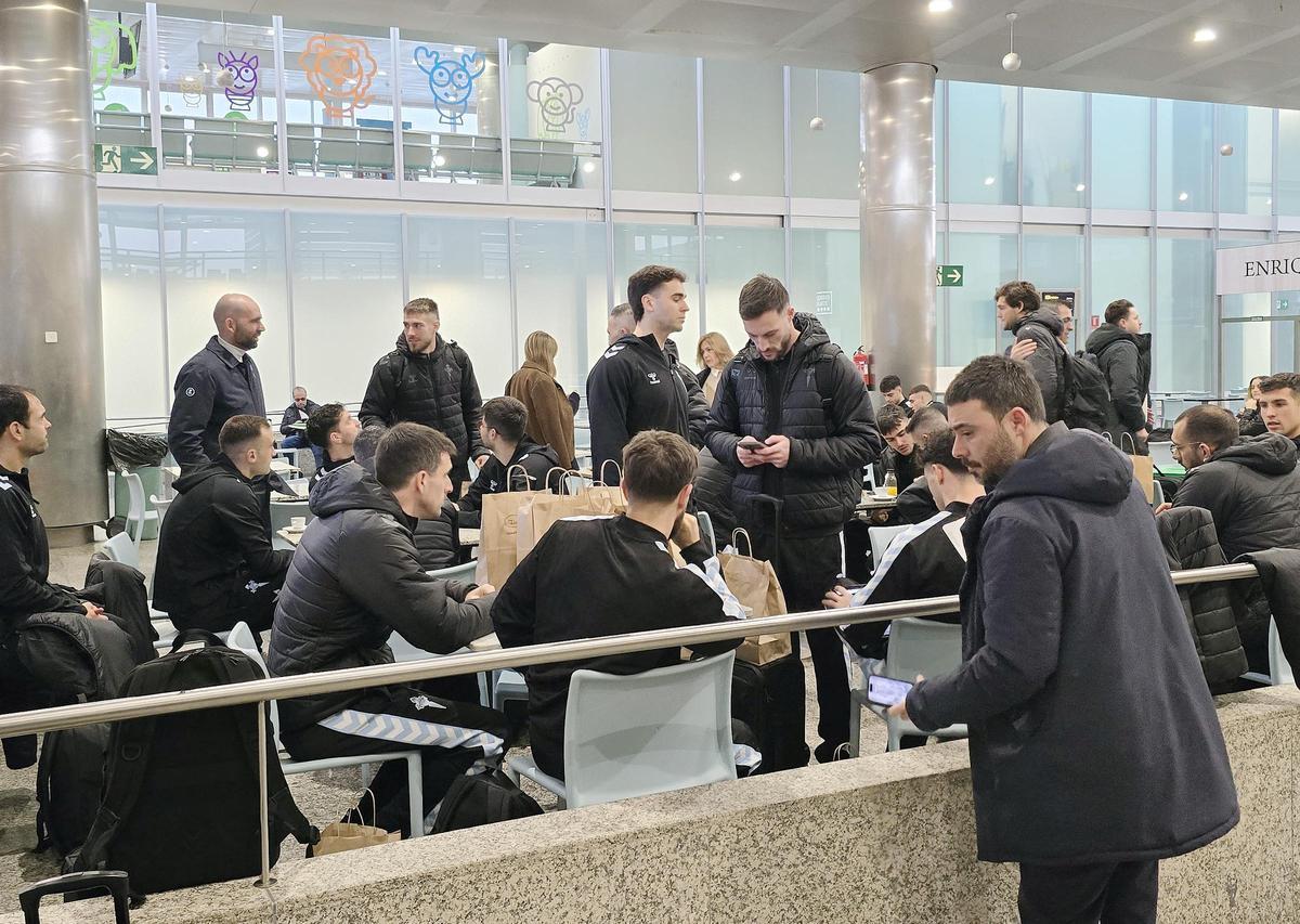 La expedición del Celta pone rumbo a Belgrado desde el aeropuerto de Vigo La expedición del Celta pone rumbo a Belgrado desde el aeropuerto de Vigo