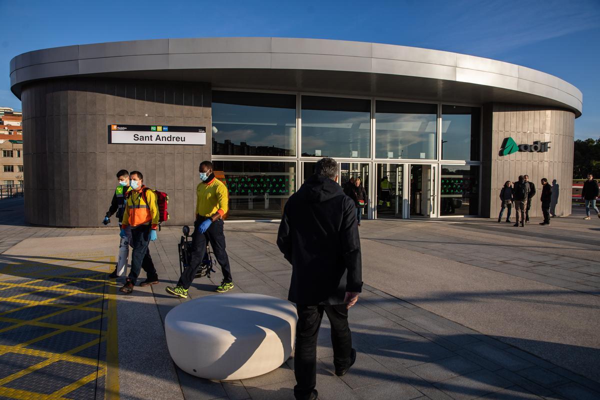 Exterior de la nueva estación de Sant Andreu, que ya no lleva el apellido de 'Comtal'