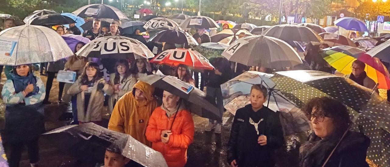 Madres y padres de Redondela claman por una solución ante el problema del bus escolar