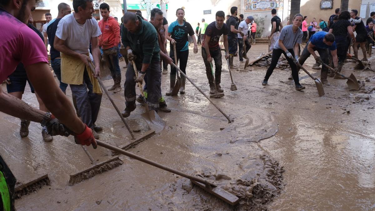 Así están siendo los trabajos para quitar el barro en el centro de Chiva