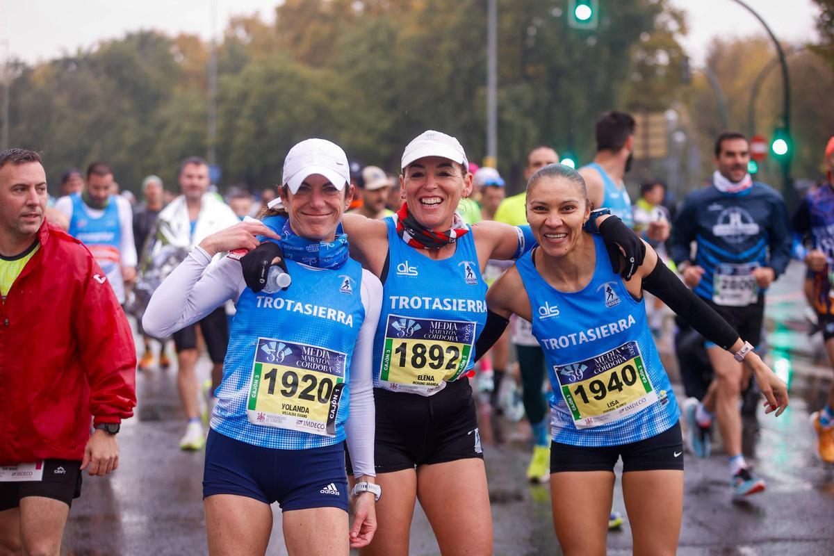 Las atletas del Trotasierra Yolanda Villalba, Elena Tienda y Lisa Esquivel.