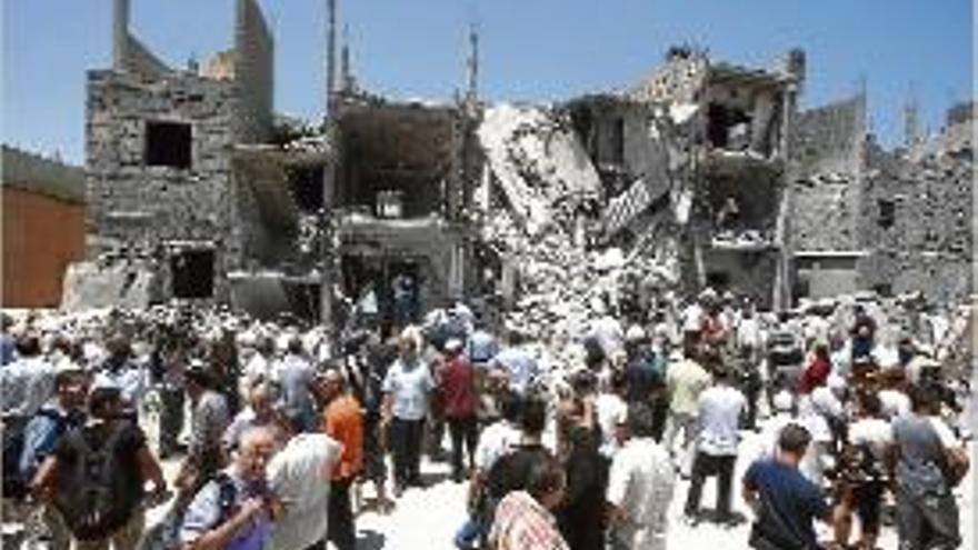 Un grup de libis miren l&#039;edifici derruït després de l&#039;atac de l&#039;OTAN.
