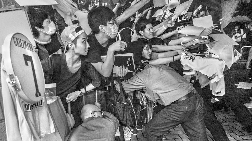 El ‘Txingurri’ captó esta imagen desde el bus del Barça cuando fans japoneses buscaban autógrafos y fotos en Tokio.