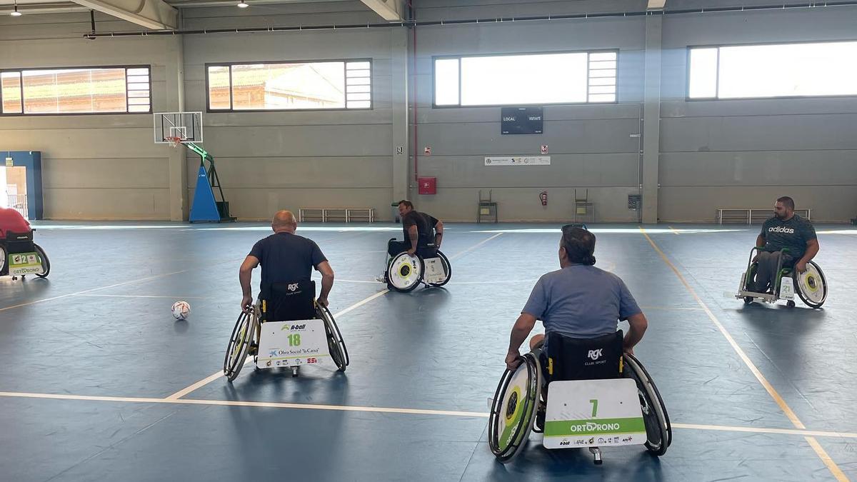 Un entrenamiento de fútbol en silla de ruedas