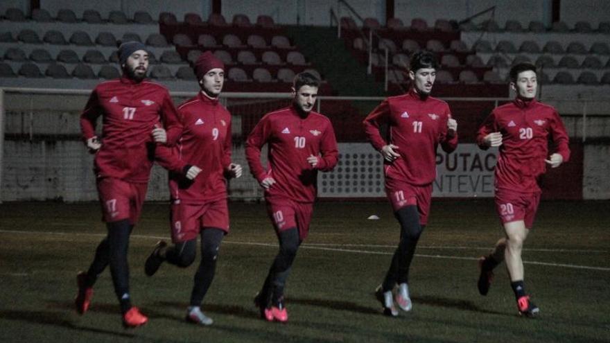 Jugadores del Alondras se ejercitan ayer en el campo de O Morrazo. |  // SANTOS ÁLVAREZ