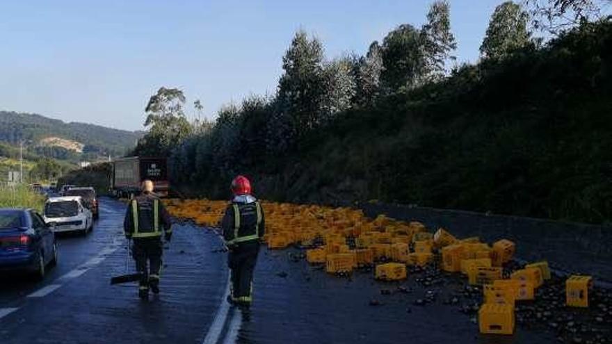 Bomberos de Arteixo, en la zona, durante las labores de limpieza.