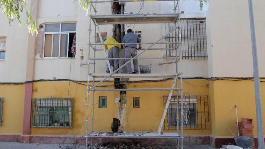 Servicios Sociales inicia el arreglo de la gran grieta de un edificio de Las 600