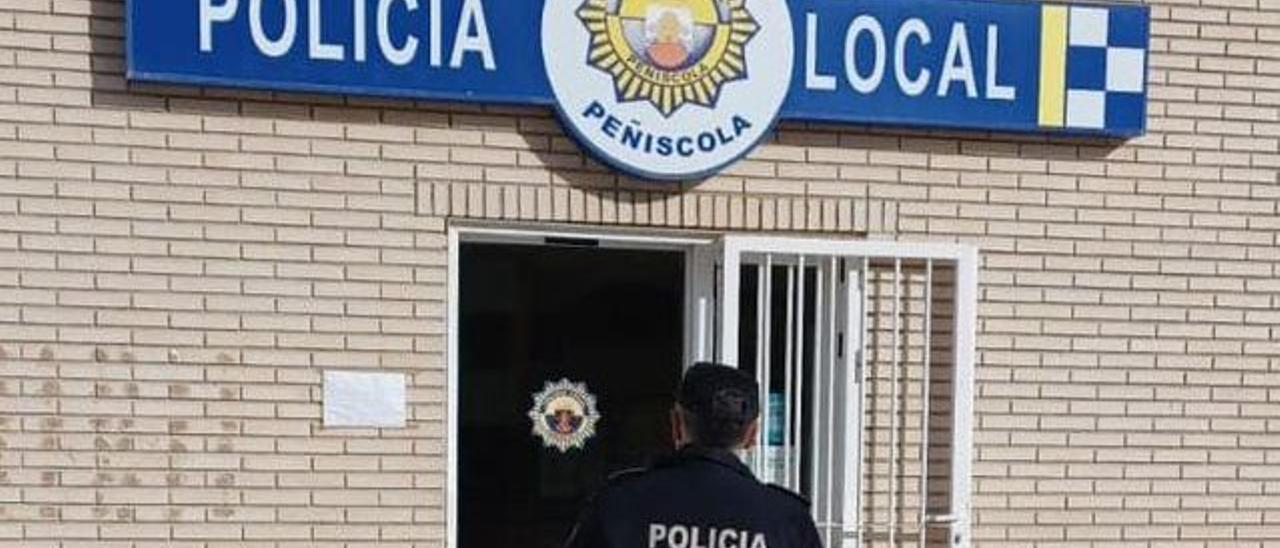 Dos agentes de la Policía Local de Peñíscola lograron reducir al presunto agresor mientras intentaba huir de la casa.