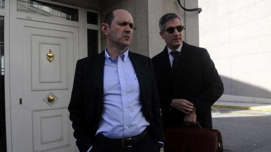Rafael Louzán y su abogado, poco antes de iniciar su declaración en el juzgado de Cambados. // Noé Parga