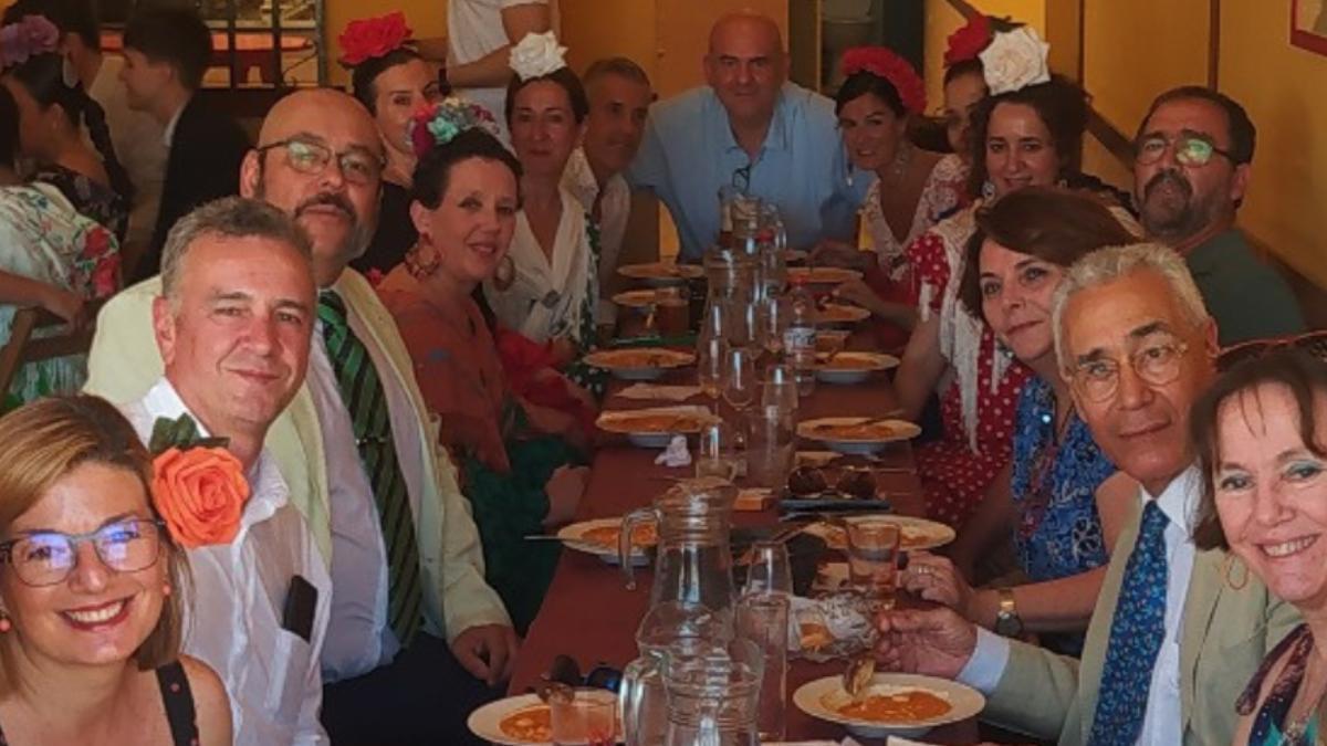 Los socios de la caseta 'Los Liaos' disfrutan de la Feria de Sevilla