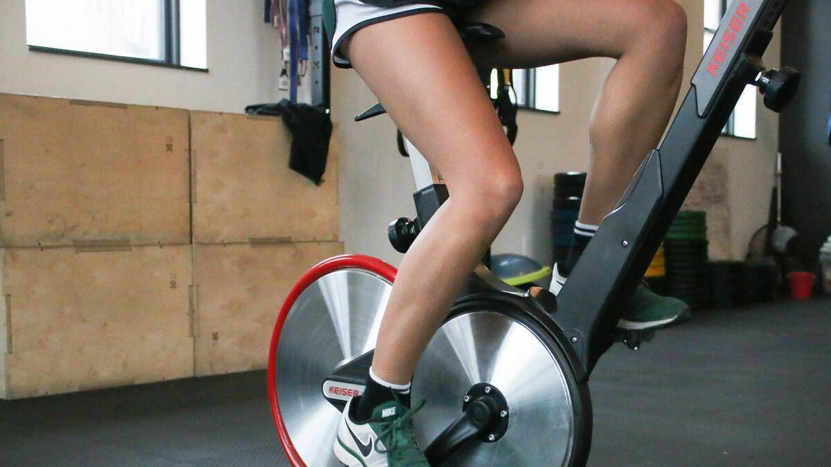 Una mujer haciendo ejercicio con una bicicleta estática