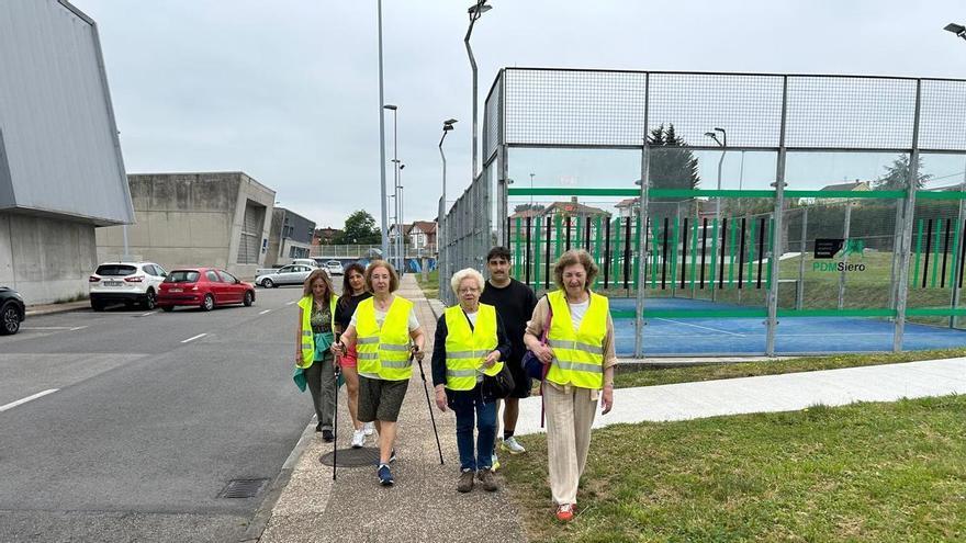 Paseos saludables en compañía para los mayores de 60 años de Siero: "Es una forma de estar en grupo, mantenernos activos y no estar en casa"