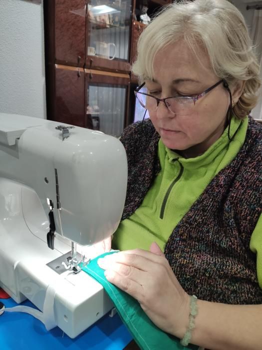 Mujeres de Sedaví que cosen mascarillas en sus casas.