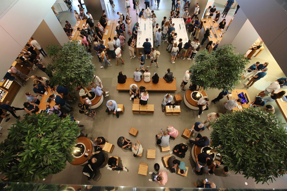 Colas en la tienda Apple de Barcelona por el nuevo iPhone 15 | FOTOS
