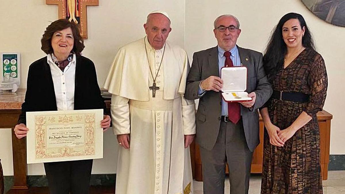 José Luis Mendoza, presidente de la UCAM, su esposa María Dolores García, y su hija María, junto al Papa Francisco con la condecoración y el título de la ‘Cruz Pro Ecclesia et Pontifice’.