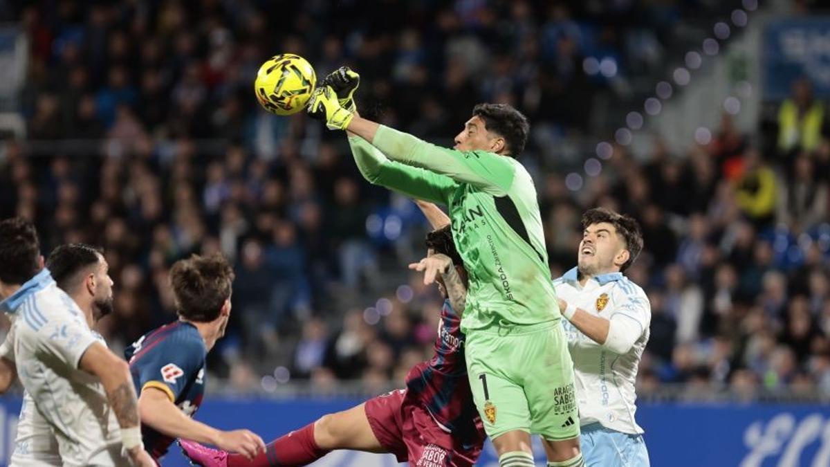 Esteban Andrada realiza un despeje en el partido ante el Huesca.