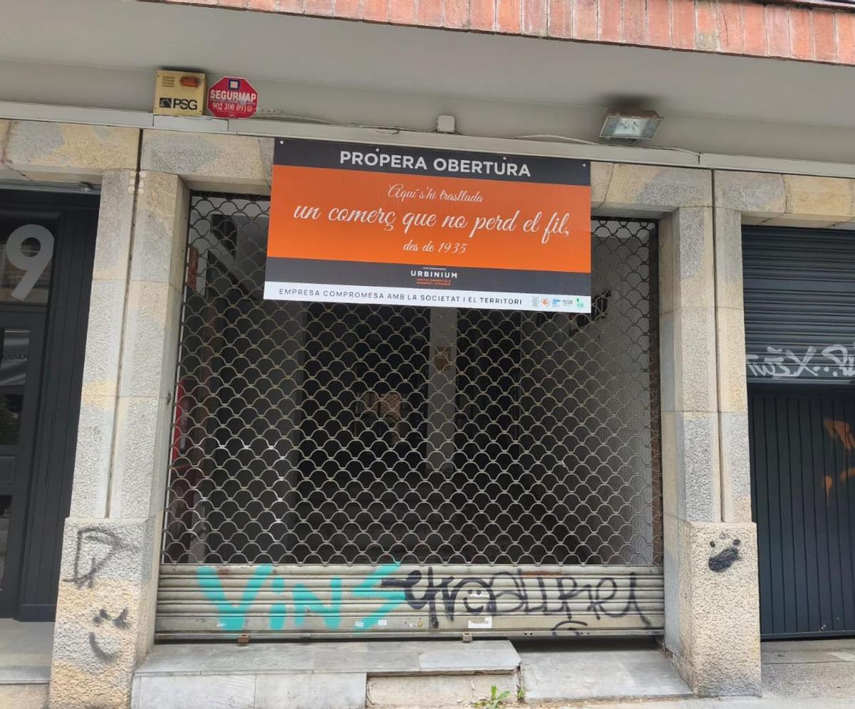 Cartell que anuncia la propera obertura de la Moda al carrer Hortes de Girona.