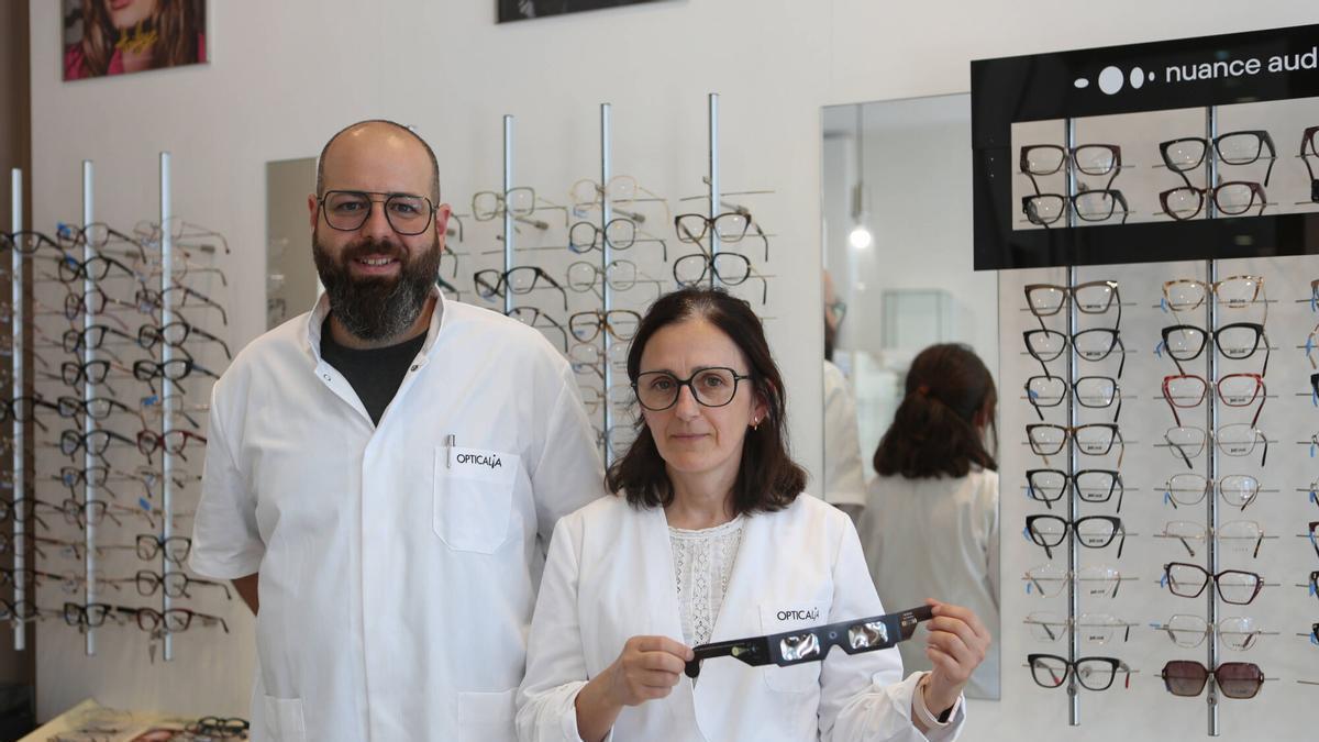 Antonio y Ana, de Óptica Silva (Silleda), han vendido más de 300 gafas para el eclipse y esperan recibir un nuevo pedido ante la alta demanda.