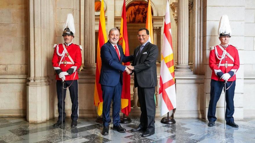 El embajador de India en España, Dinesh Patnaik, con el alcalde de Barcelona, Jaume Collboni